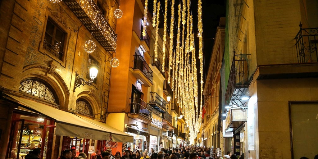 Sevilla se  blinda  para un puente masivo: cierre de calles a peatones y límite a los veladores del Centro