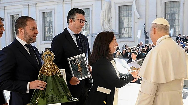 The Pope with Paloma Saborido, José Luis Aldea and Sergio Morales