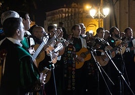 El tradicional canto de las tunas vuelve a marcar la víspera de la Inmaculada en Sevilla
