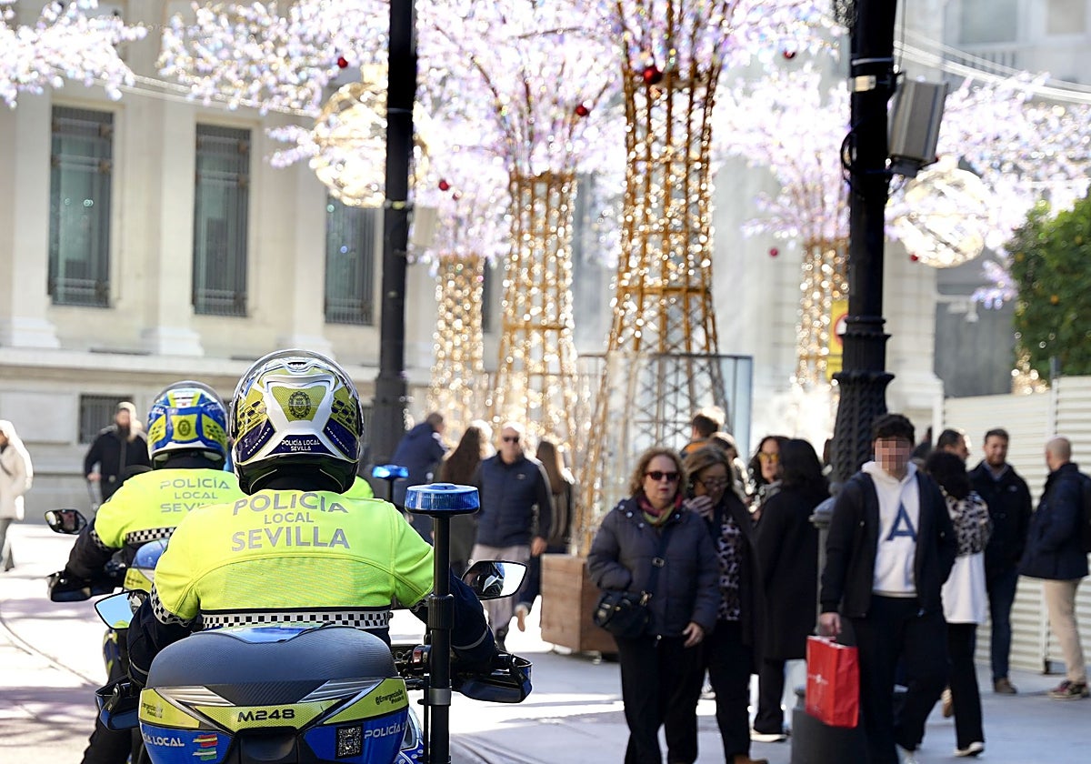 Agentes de la Policía Local patrullando por el centro en Navidad