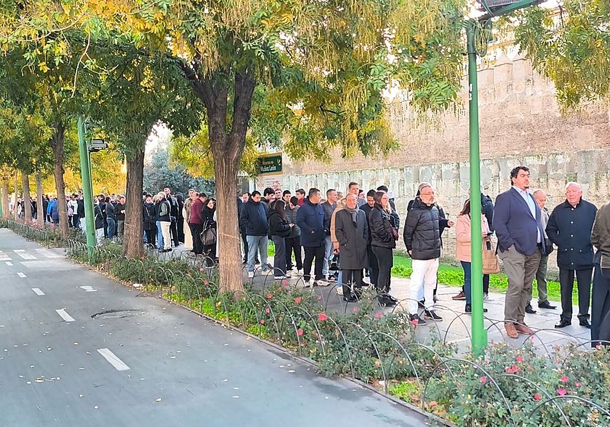 La cola bordea gran parte de la muralla