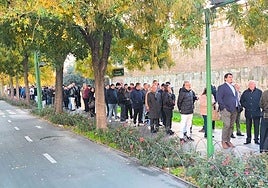 En vídeo: colas de tres horas para ver a la Macarena