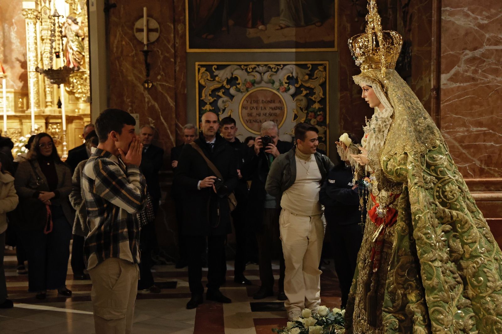Las imágenes de la vuelta de la Macarena al culto tras meses de restauración