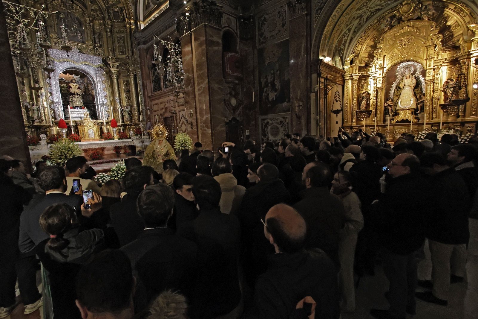 Las imágenes de la vuelta de la Macarena al culto tras meses de restauración