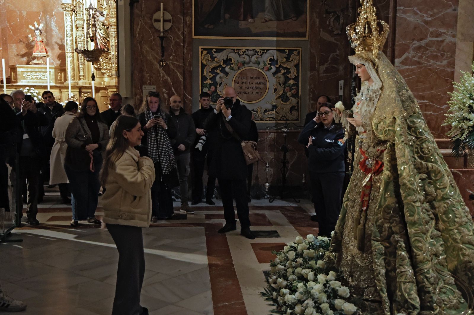 Las imágenes de la vuelta de la Macarena al culto tras meses de restauración