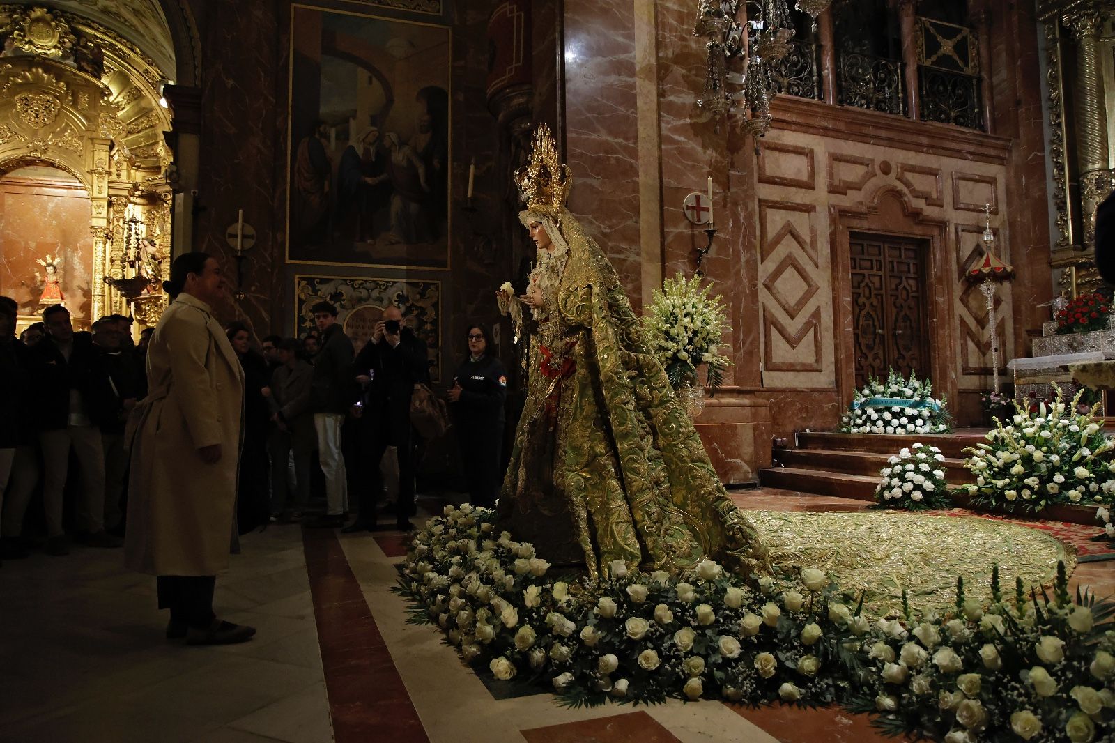 Las imágenes de la vuelta de la Macarena al culto tras meses de restauración