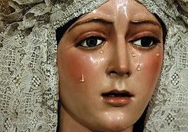 Las imágenes de la vuelta de la Macarena al culto tras meses de restauración