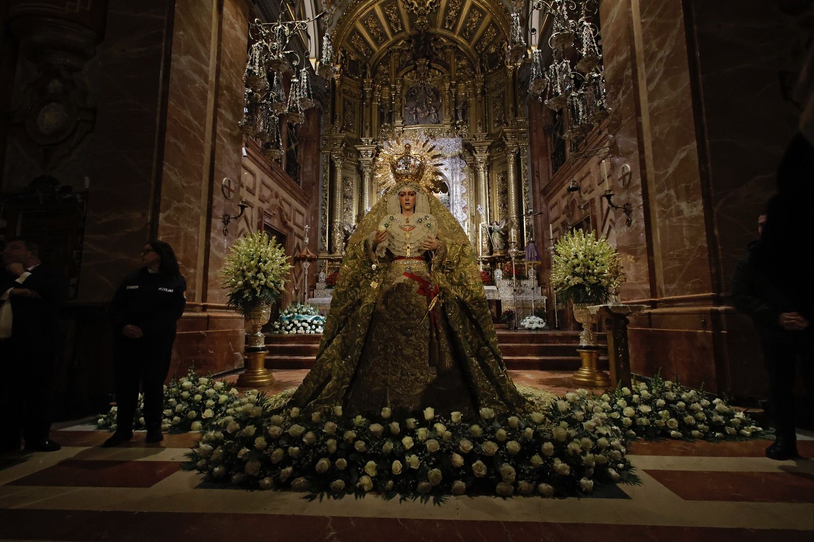 Las imágenes de la vuelta de la Macarena al culto tras meses de restauración
