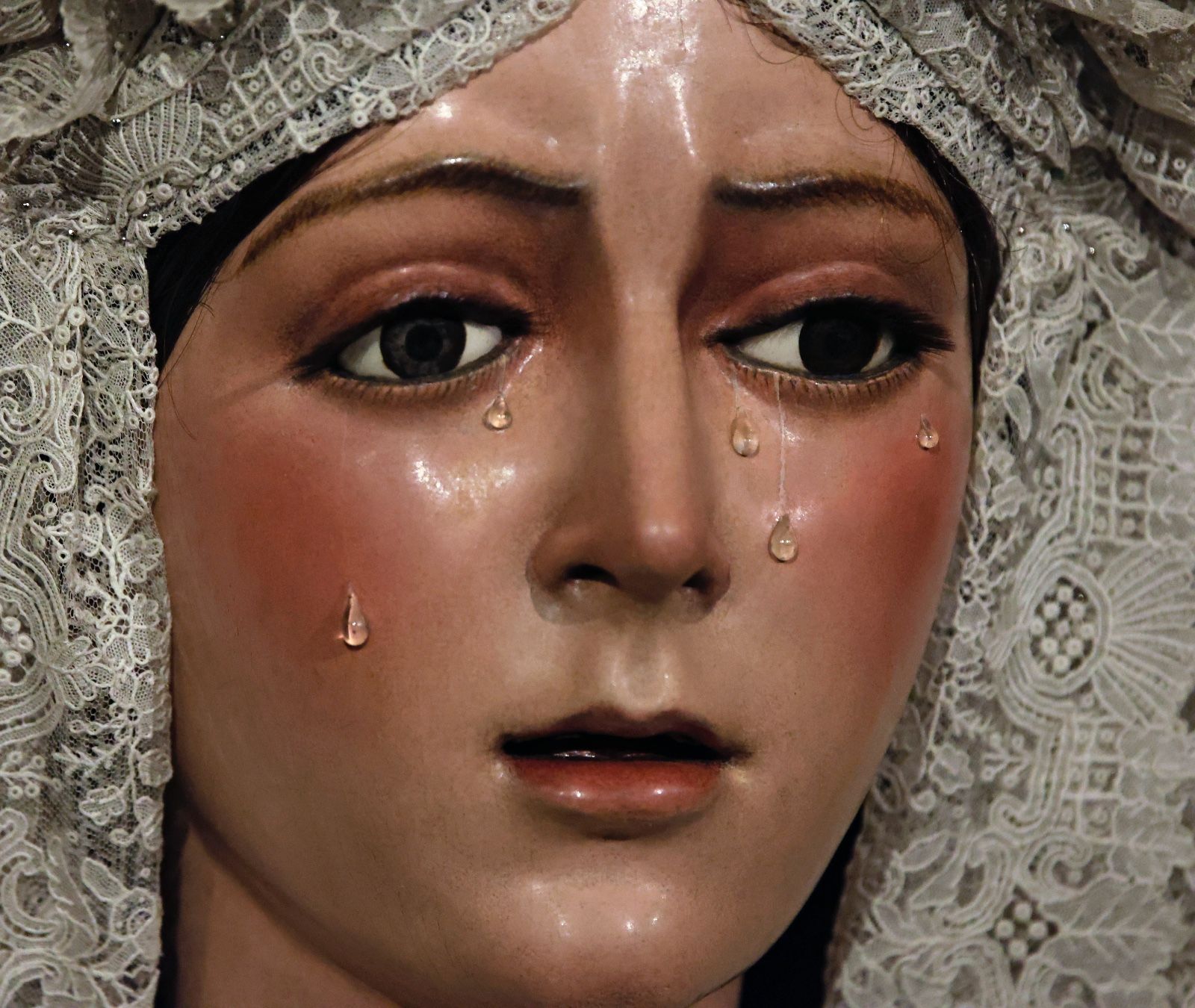 Las imágenes de la vuelta de la Macarena al culto tras meses de restauración