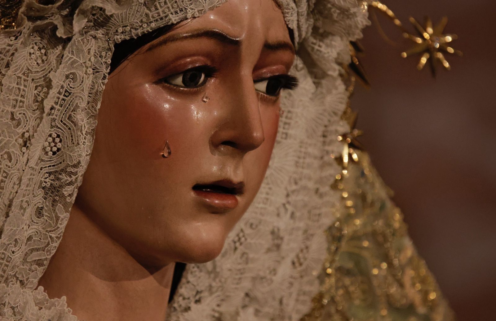 Las imágenes de la vuelta de la Macarena al culto tras meses de restauración