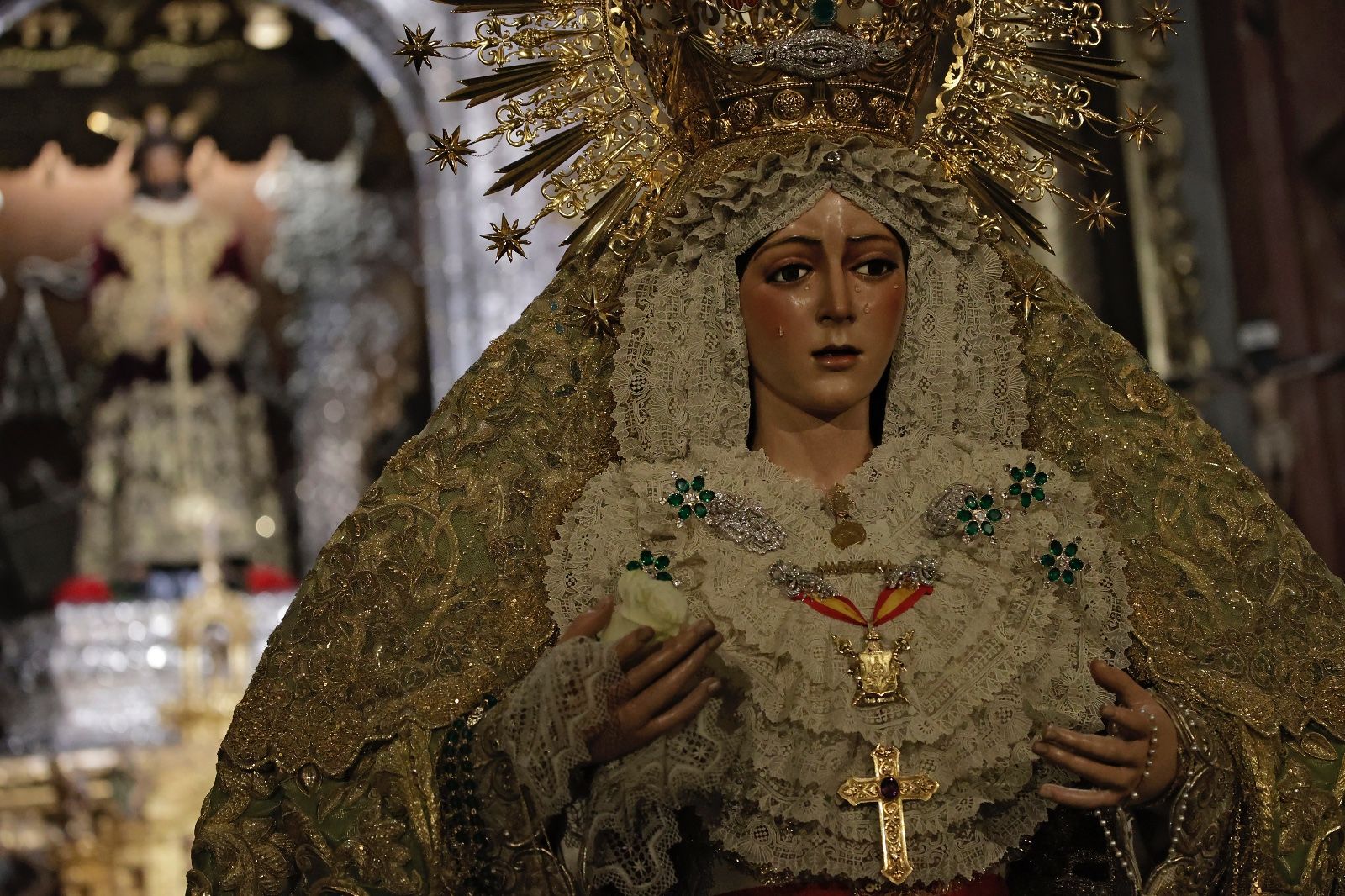 Las imágenes de la vuelta de la Macarena al culto tras meses de restauración