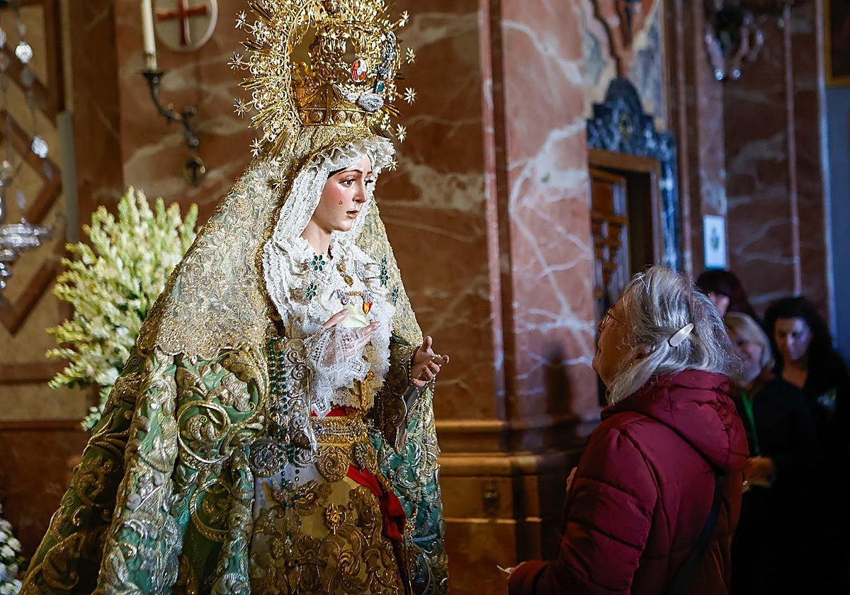Una señora emocionada ante la Macarena