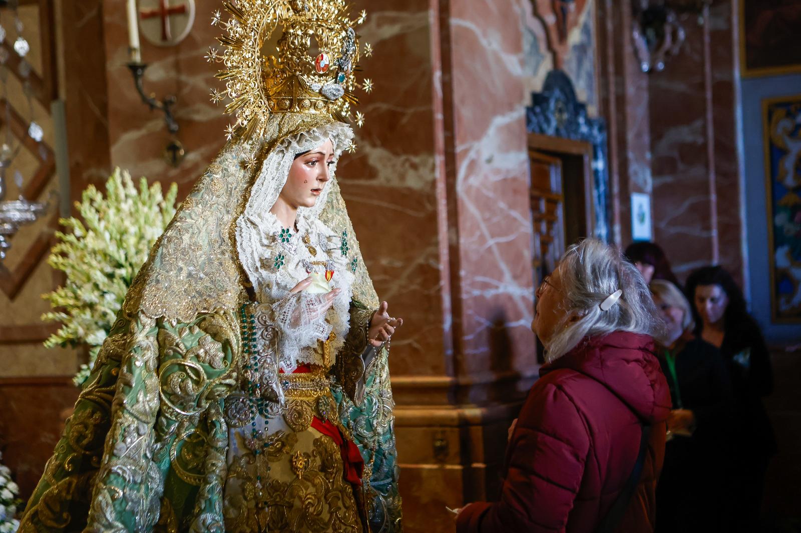 En imágenes, los devotos en el regreso al culto de la Macarena tras su restauración