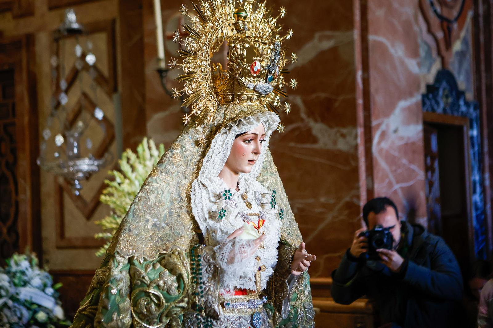 En imágenes, los devotos en el regreso al culto de la Macarena tras su restauración