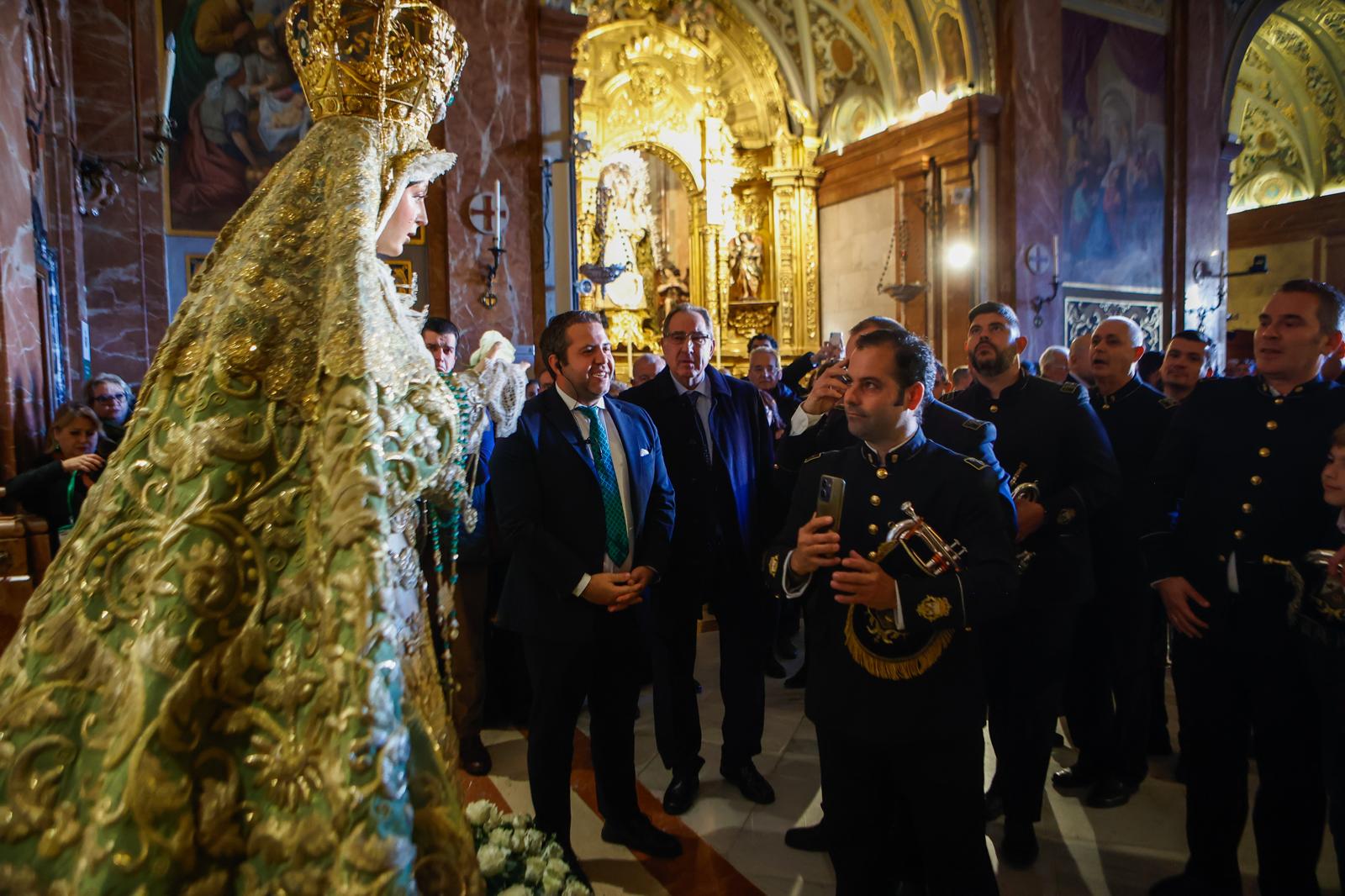 En imágenes, los devotos en el regreso al culto de la Macarena tras su restauración