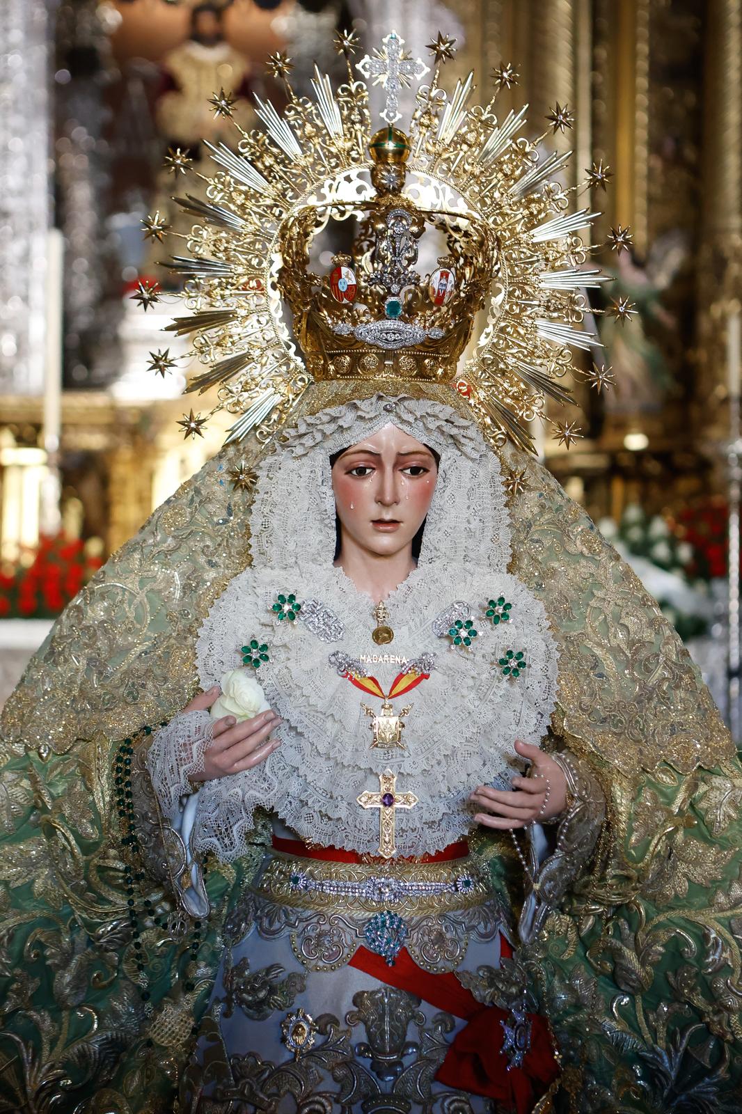 En imágenes, los devotos en el regreso al culto de la Macarena tras su restauración