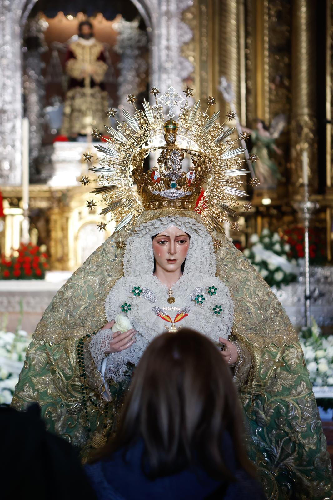 En imágenes, los devotos en el regreso al culto de la Macarena tras su restauración