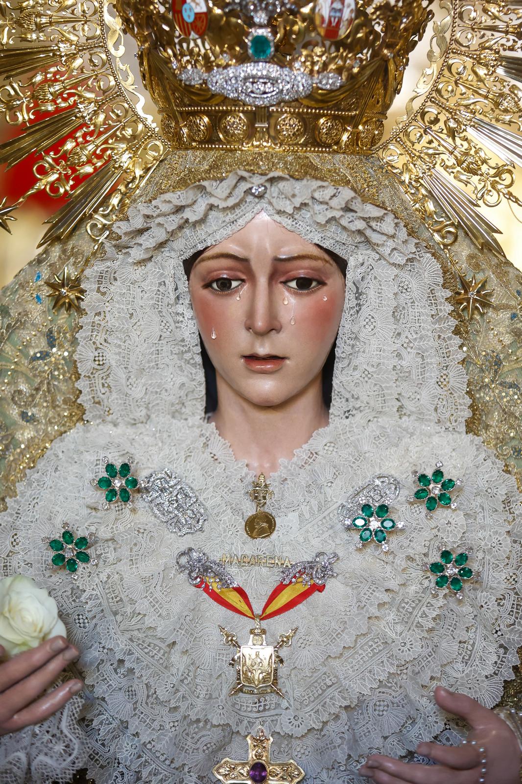 En imágenes, los devotos en el regreso al culto de la Macarena tras su restauración