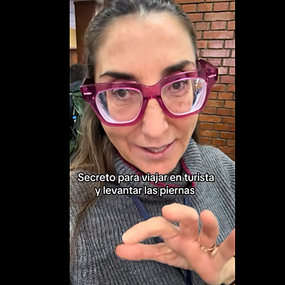 Paz Padilla muestra un accesorio para llevar las piernas en alto en el avión