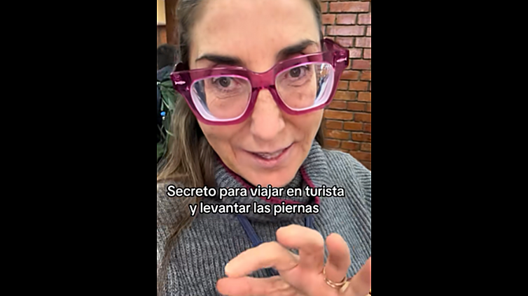 Paz Padilla tiene el accesorio que todo el mundo necesita para viajar en avión: «Así puedo llevar las piernas en alto»