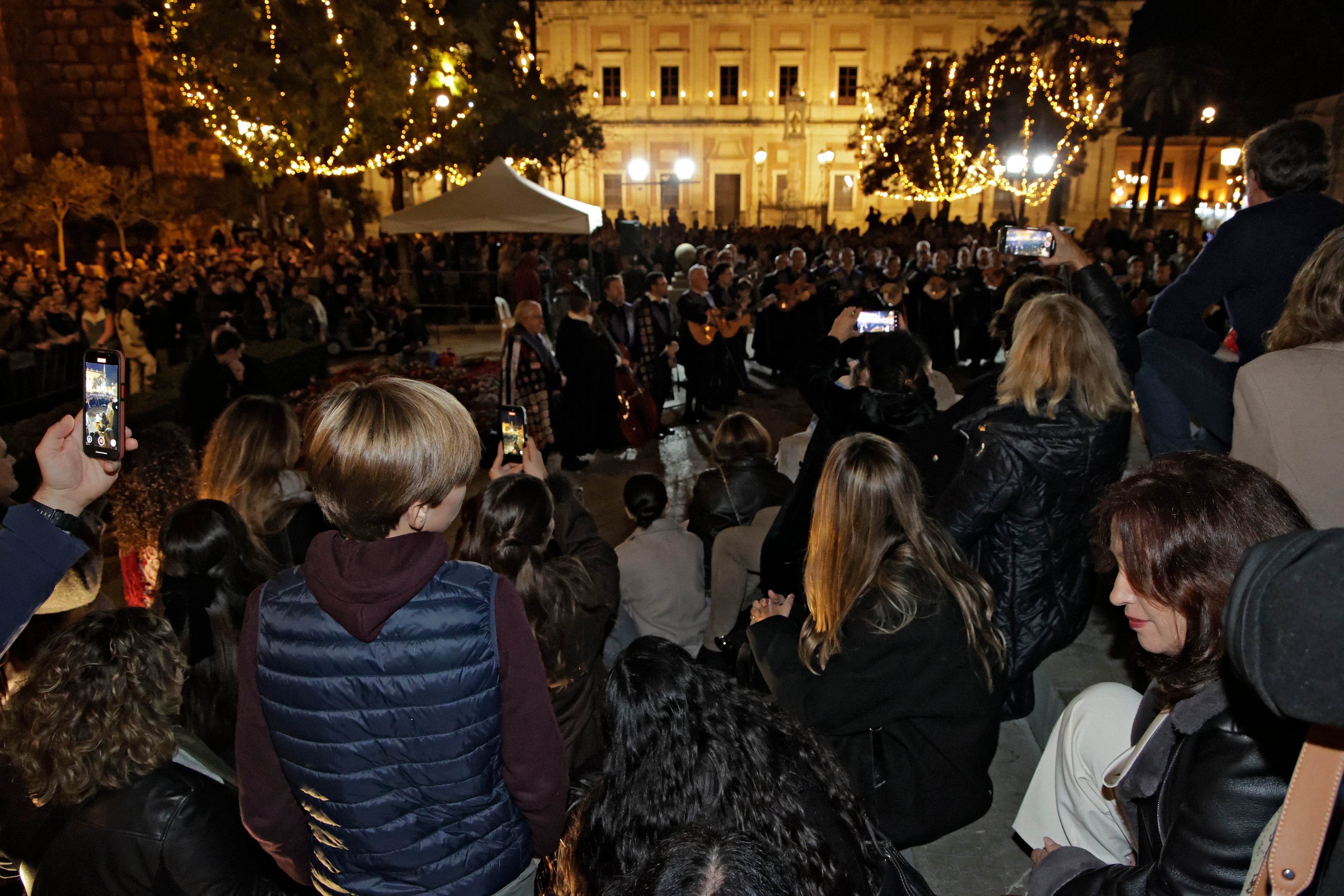 En imágenes, las tunas universitarias en el monumento de la Inmaculada