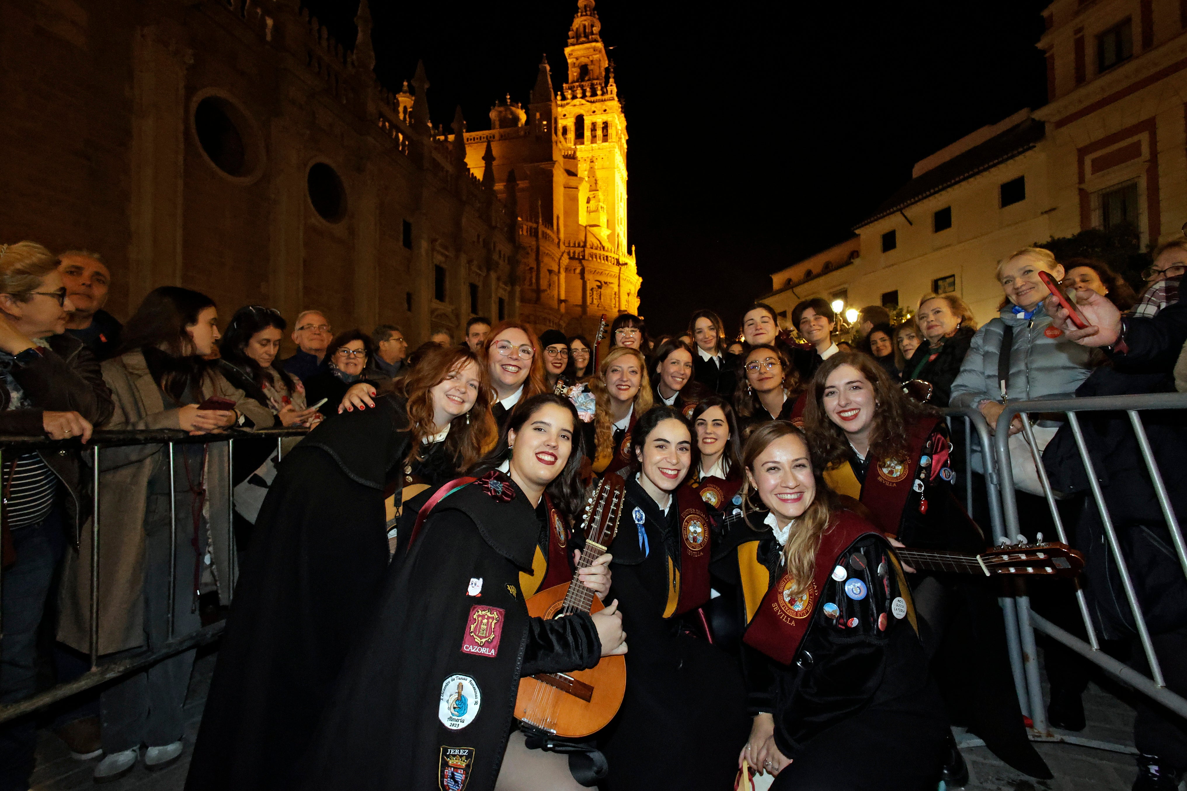 En imágenes, las tunas universitarias en el monumento de la Inmaculada