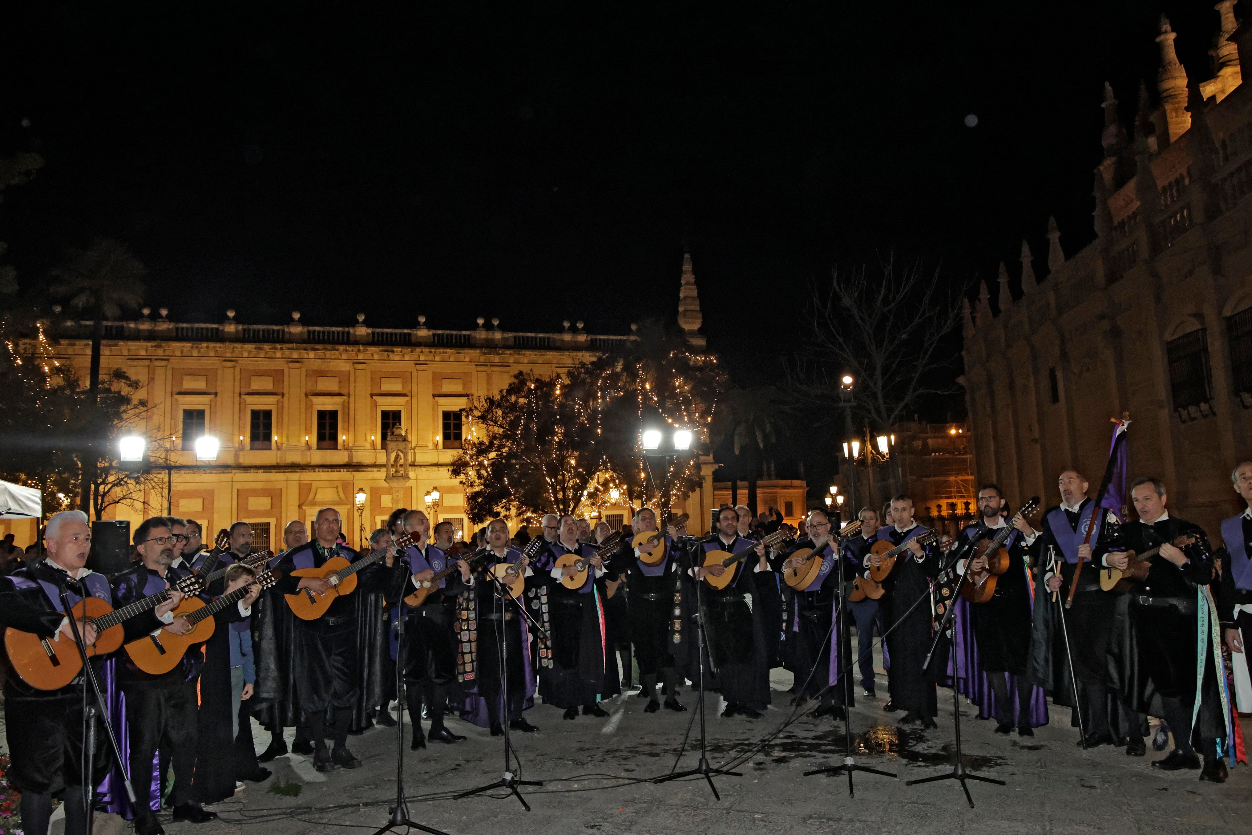 En imágenes, las tunas universitarias en el monumento de la Inmaculada