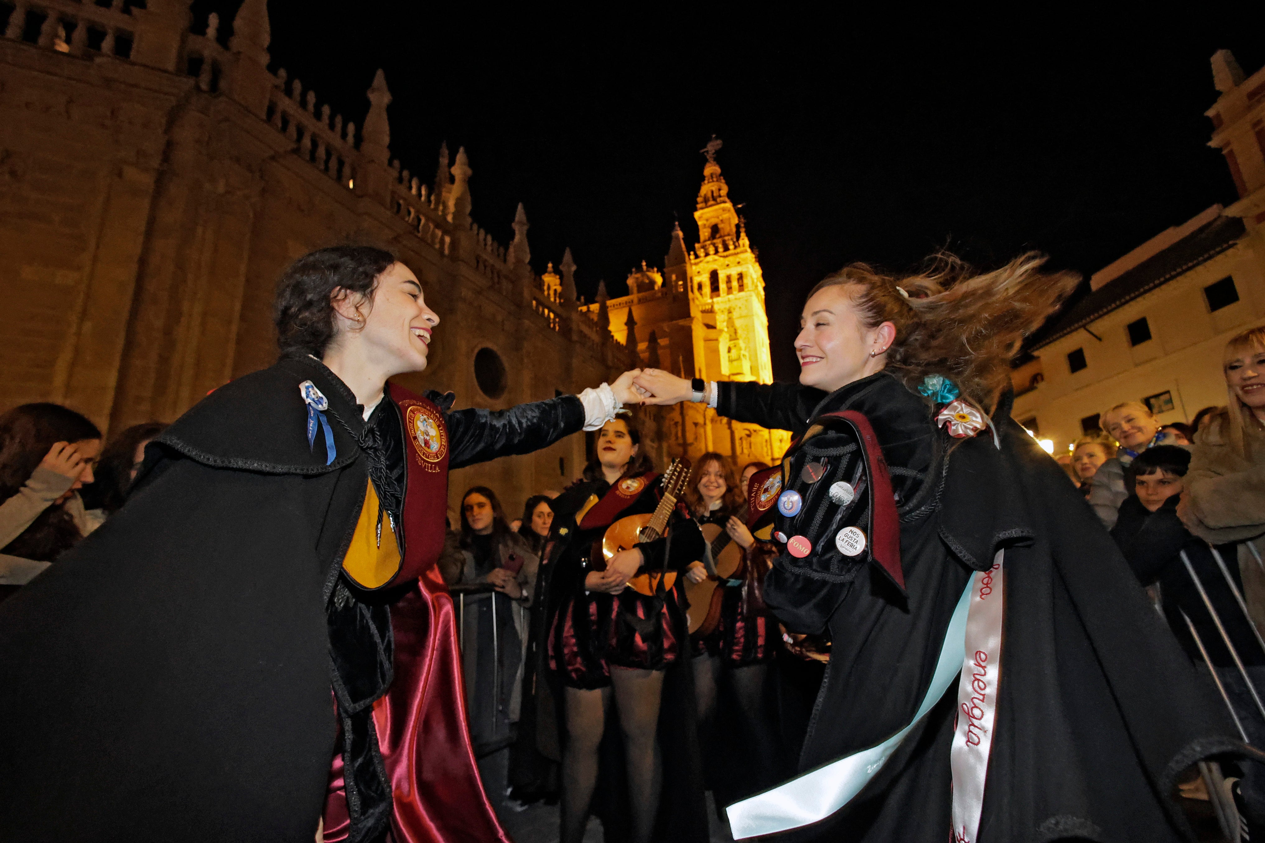 En imágenes, las tunas universitarias en el monumento de la Inmaculada