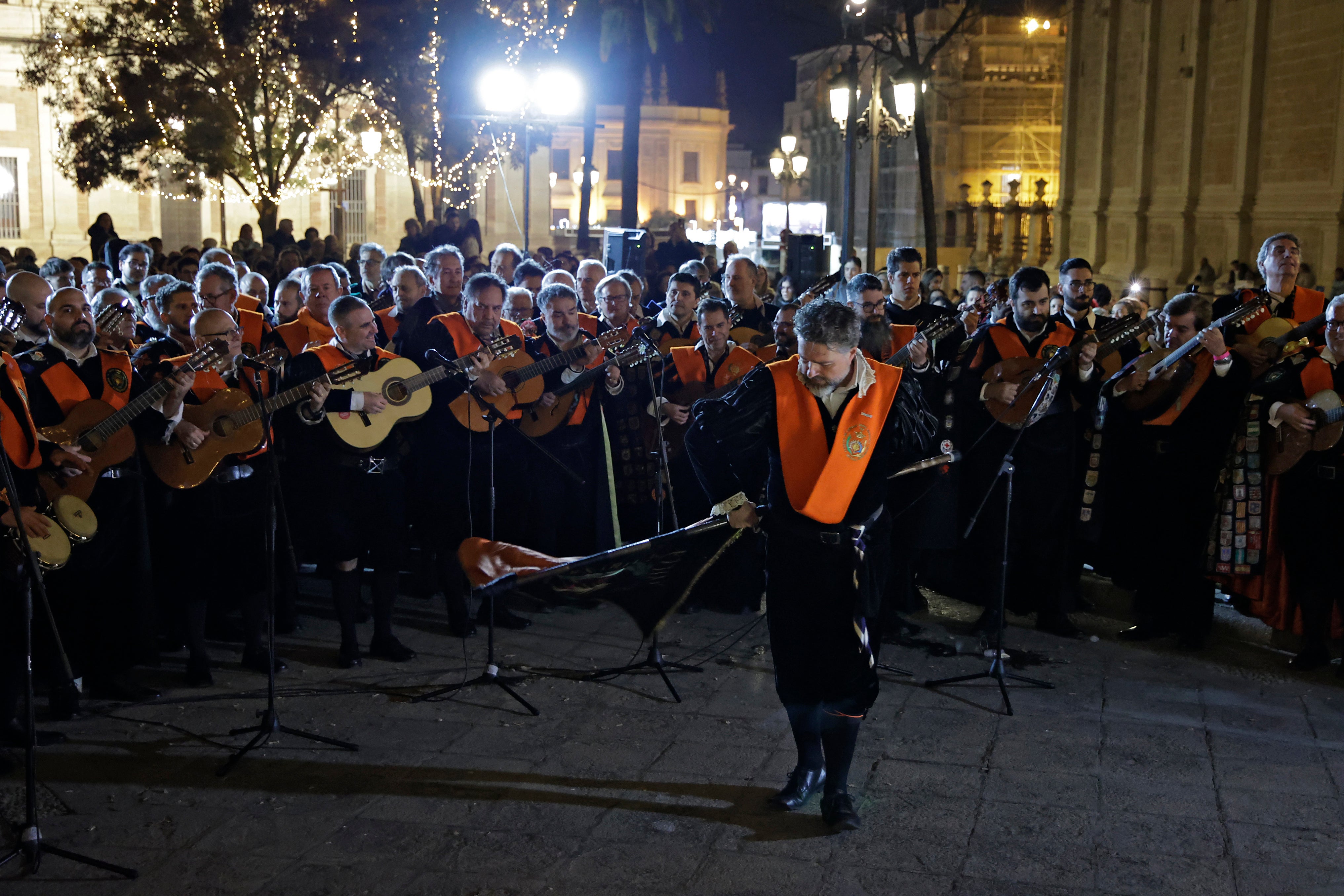En imágenes, las tunas universitarias en el monumento de la Inmaculada