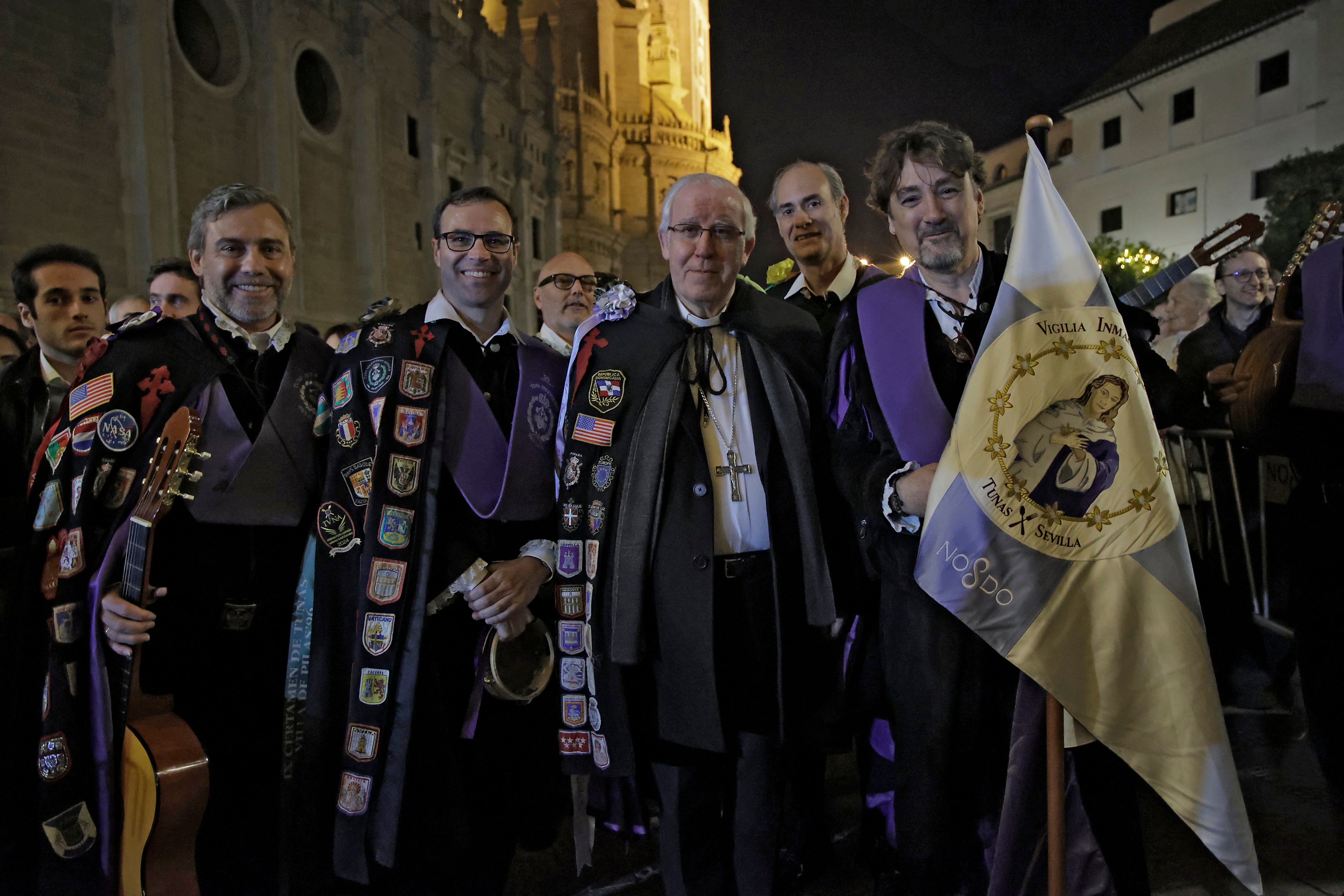 En imágenes, las tunas universitarias en el monumento de la Inmaculada