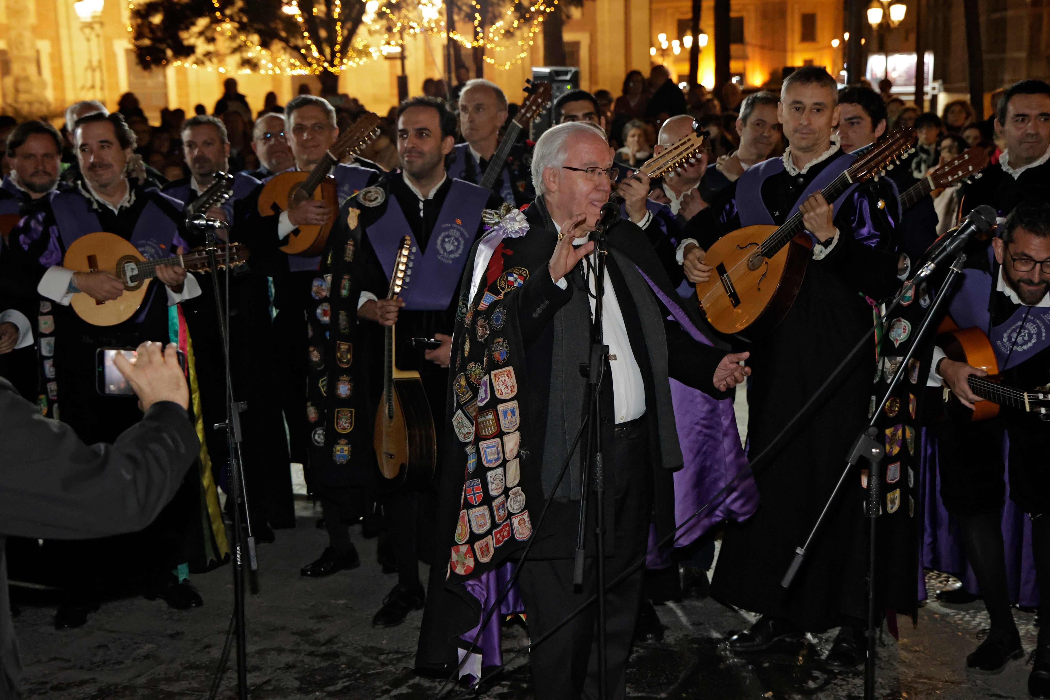 En imágenes, las tunas universitarias en el monumento de la Inmaculada