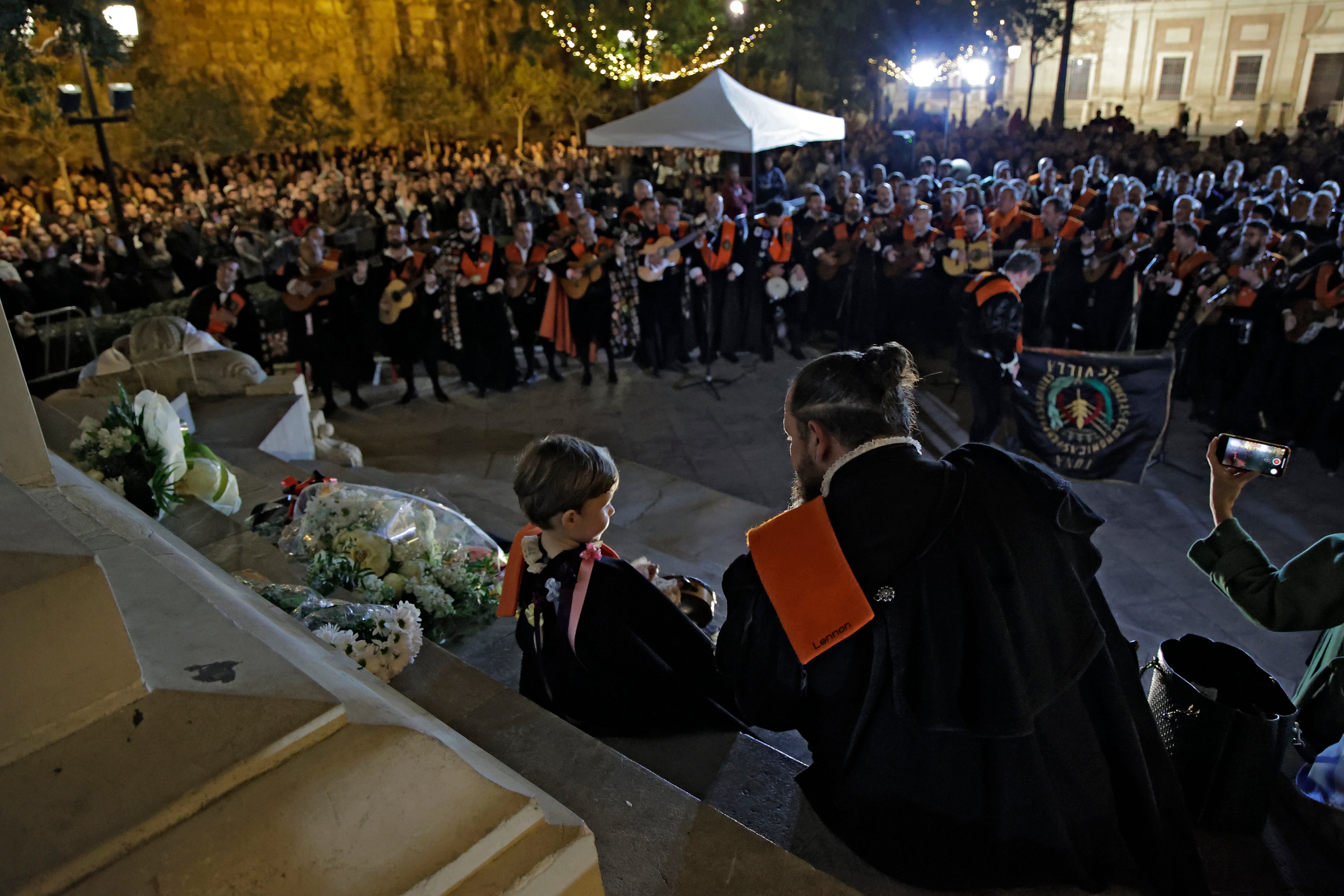 En imágenes, las tunas universitarias en el monumento de la Inmaculada
