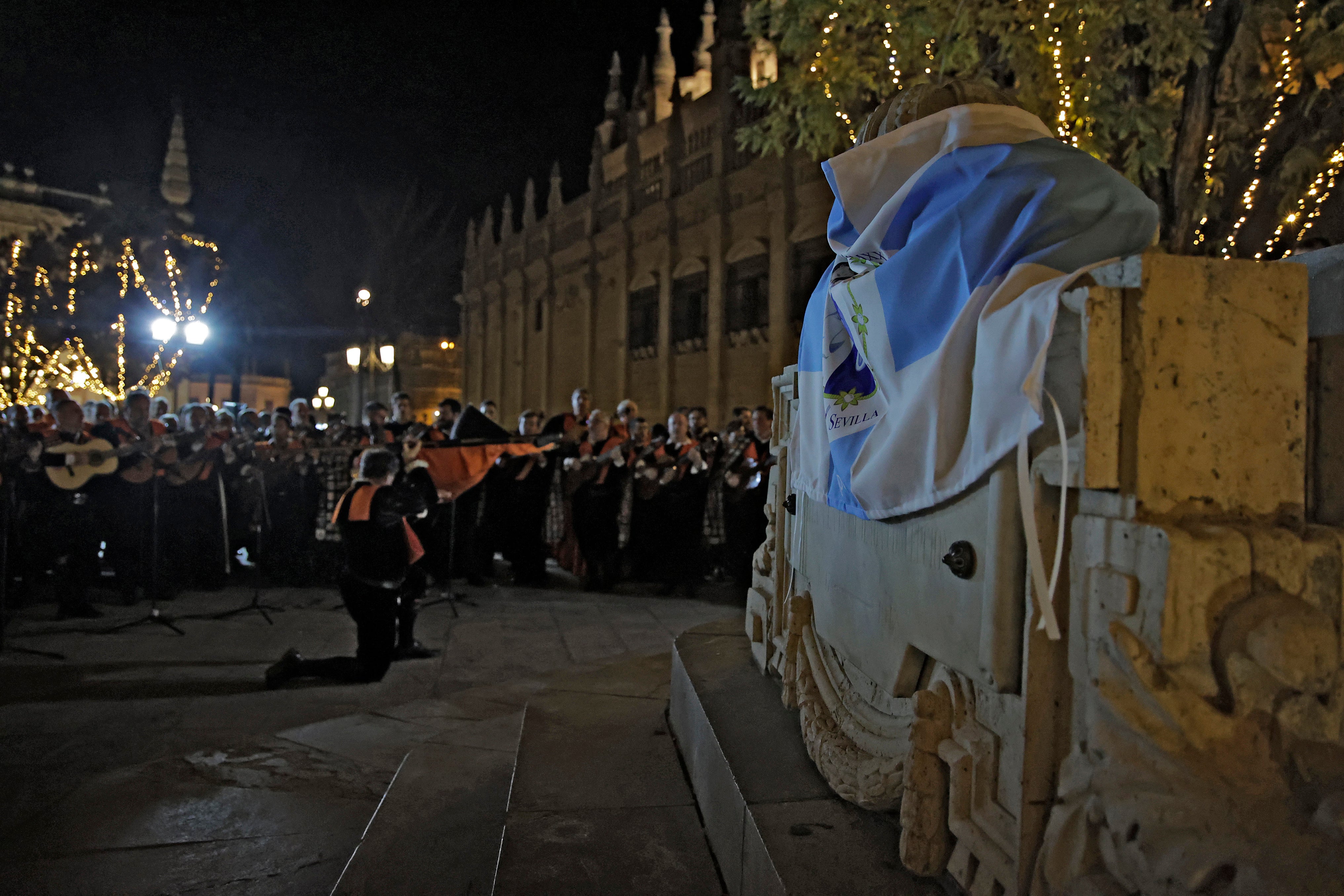 En imágenes, las tunas universitarias en el monumento de la Inmaculada