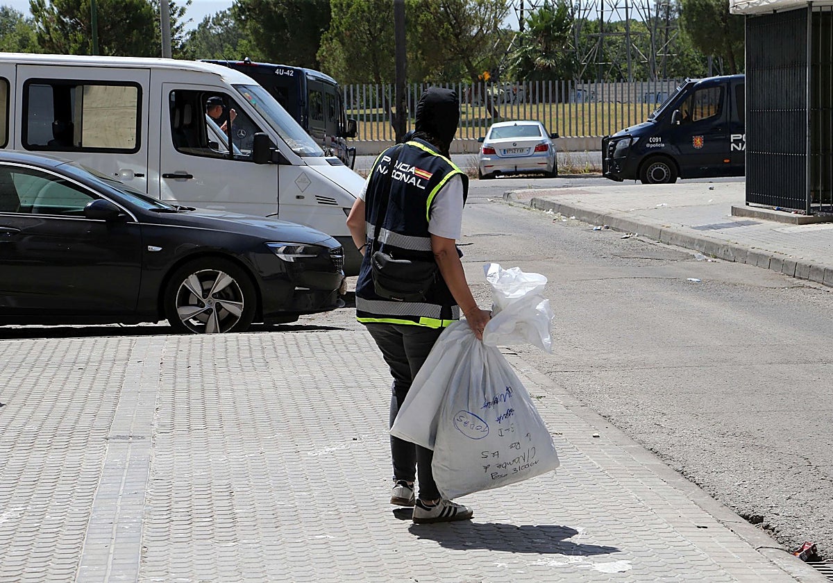 Un agente de la Policía Nacional en una operación contra el tráfico de drogas en las Tres Mil Viviendas, en una imagen de archivo