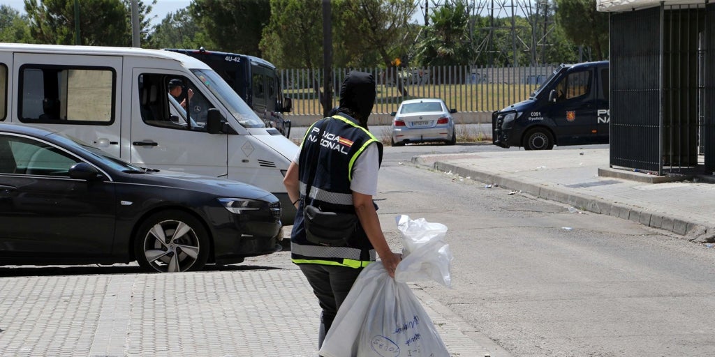 Operación policial contra el narcotráfico en las Tres Mil Viviendas en pleno Puente de la Inmaculada: seis detenidos y varias armas intervenidas
