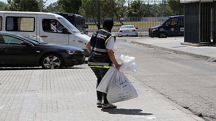 Operación policial contra el narcotráfico en las Tres Mil Viviendas en pleno Puente de la Inmaculada: seis detenidos y varias armas intervenidas