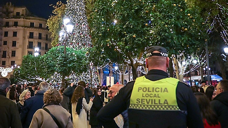 Los sindicatos de la Policía Local de Sevilla se dividen: aceptan la última oferta de Sanz pero continuarán con las protestas