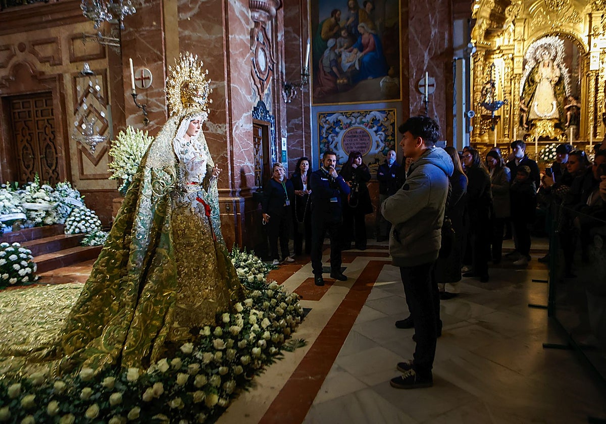 La Virgen de la Esperanza estuvo ayer en veneración durante más de 18 horas