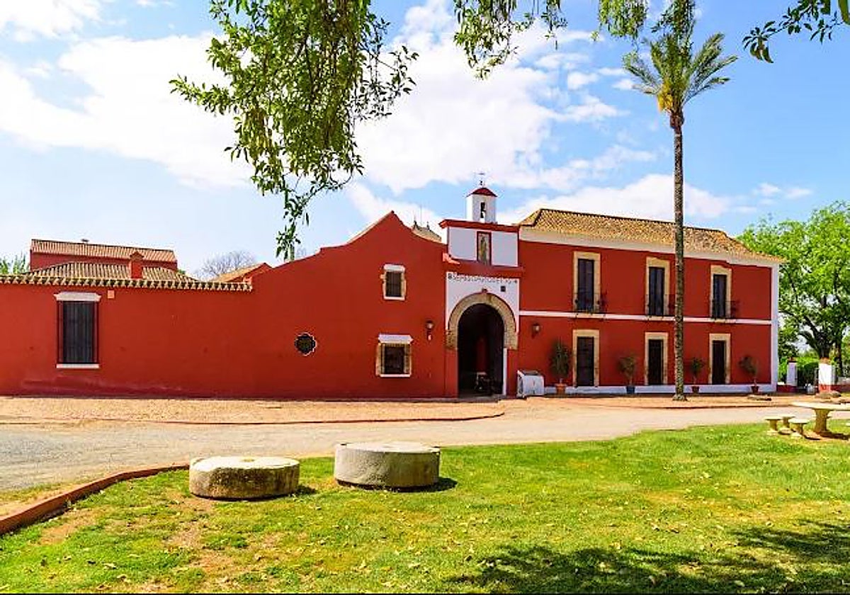 Así es la finca de Sevilla que Bertín Osborne planea convertir en hotel:  tiene una capilla, piscina y una pista de pádel