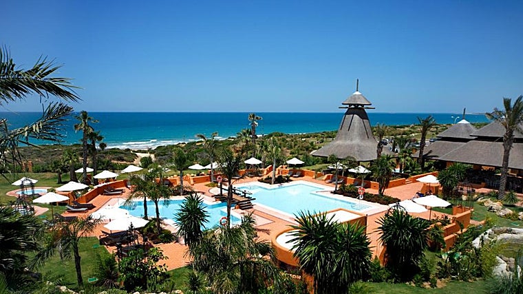 This hotel located in Chiclana de la Frontera has luxurious facilities ideal for guests' rest.