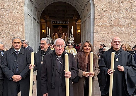 Secondary image 1 - Above, the painful Sevillian is carried on stretchers by porters; On the left, bottom, institutional representation of Seville and Barcelona; on the right, in front of the pass, with the 