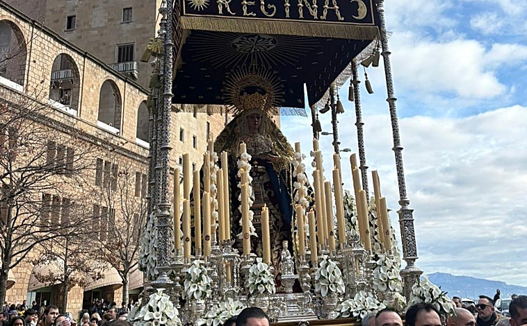 Main image - Above, the painful Sevillian is carried on litters by the costaleros; On the left, bottom, institutional representation of Seville and Barcelona; on the right, in front of the pass, with the 