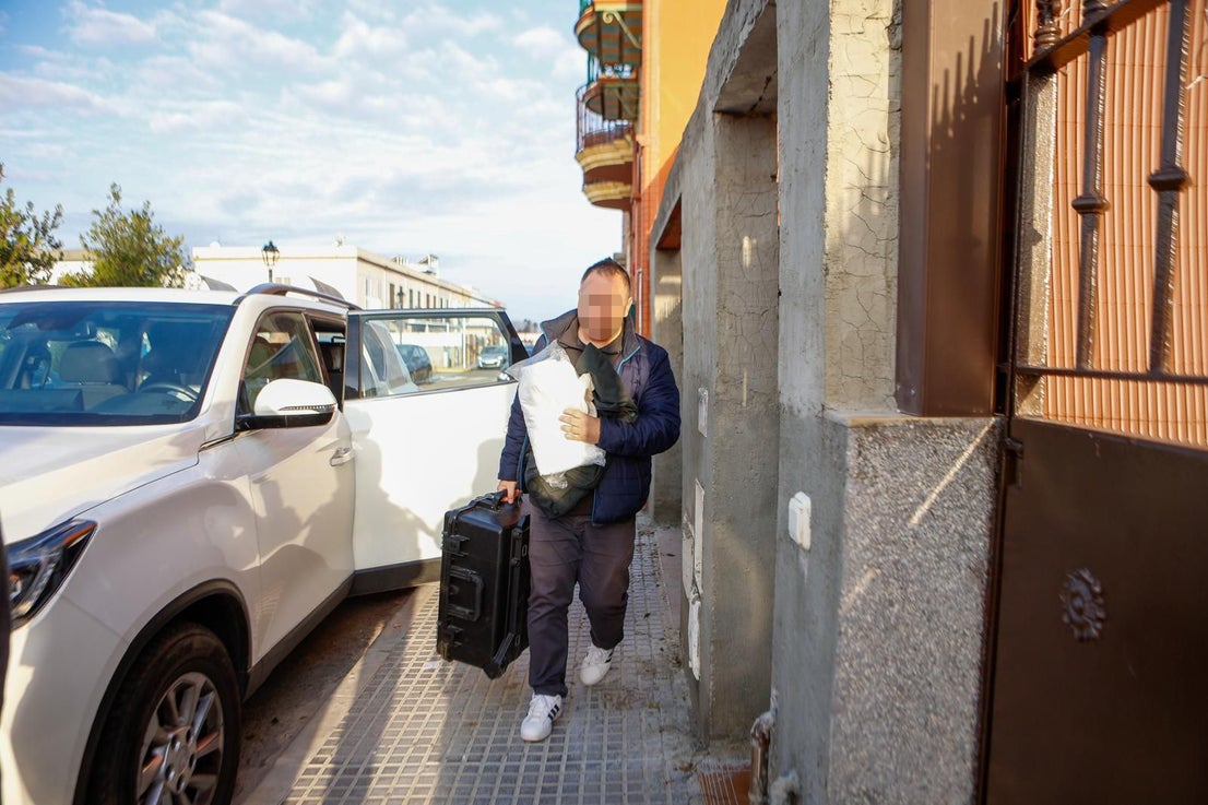 La Guardia Civil investiga la muerte de una mujer en La Algaba, en imágenes