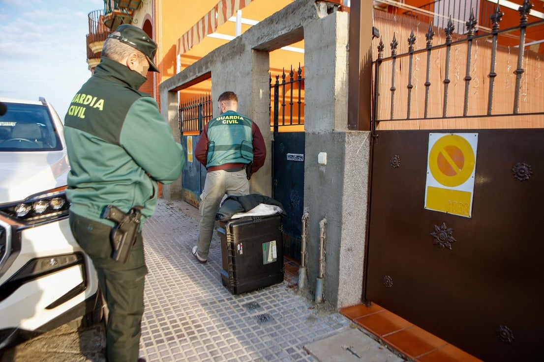 La Guardia Civil investiga la muerte de una mujer en La Algaba, en imágenes