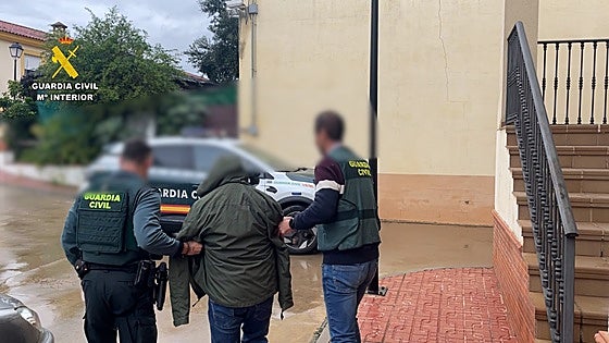 Detenido por hacerse pasar por masajista para fotografiar a sus clientas y forzarlas a tener relaciones en un pueblo de Sevilla