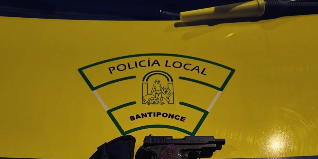 Le intervienen una pistola tras duplicar la tasa máxima de alcohol en un control policial en Santiponce