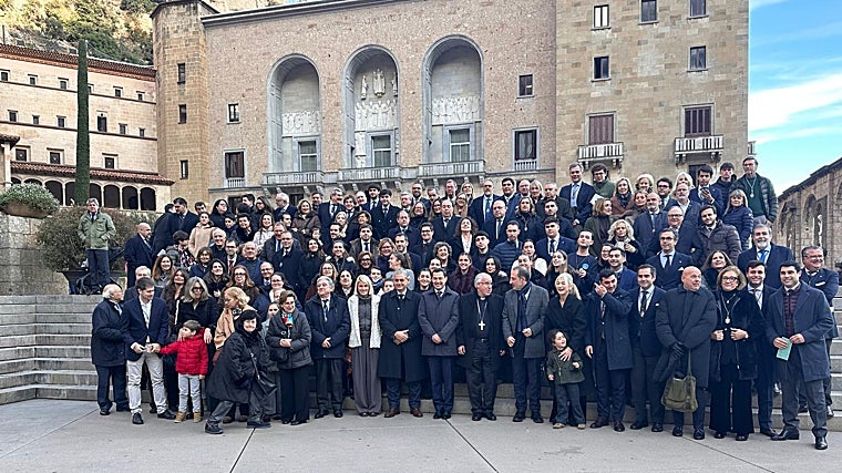 Foto dos irmãos de Montserrat com o presidente do conselho e o arcebispo.