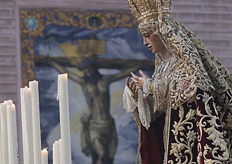 Imagem Secundária 1 – Imagens do cortejo triunfal e do extraordinário aperto de mão Amargura.