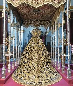 Imagem secundária 2 – Imagens do cortejo triunfal e do extraordinário beijo de mãos Amargura.