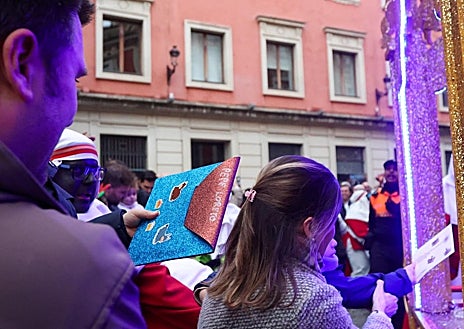 Imagem secundária 1. Crianças de Sevilha entregando cartas ao Arauto.